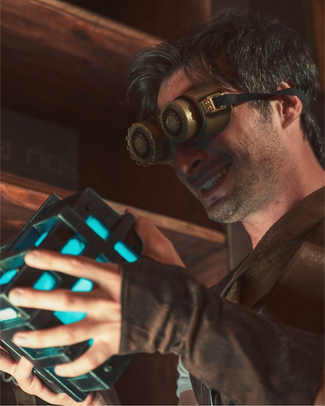 Un joueur à lunettes tient un cube lumineux
