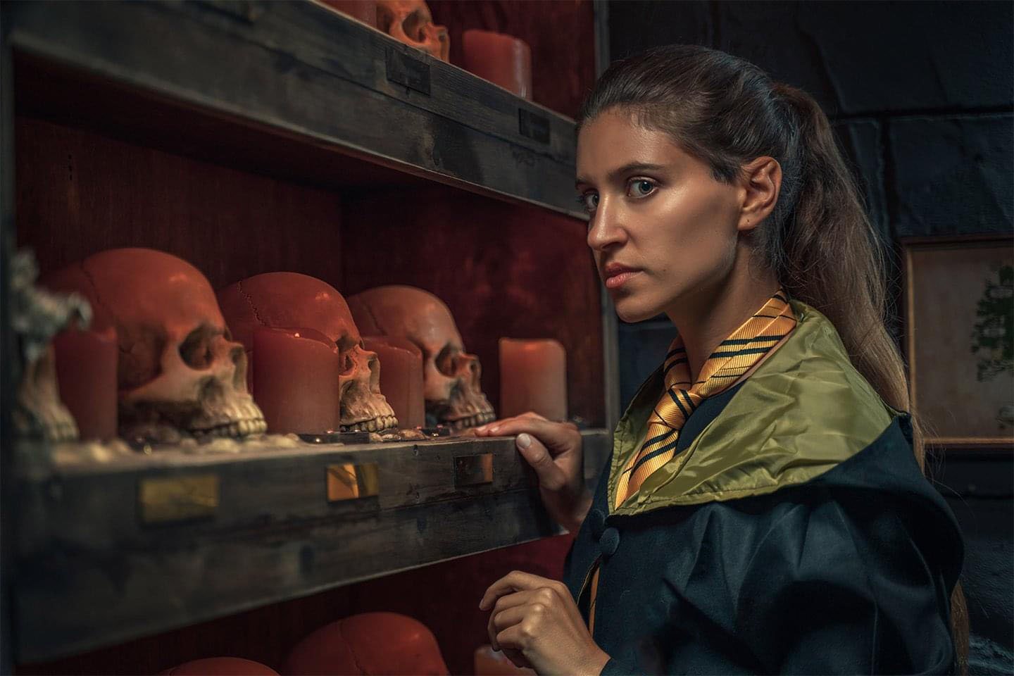 Jeune sorcière observant l'horizon