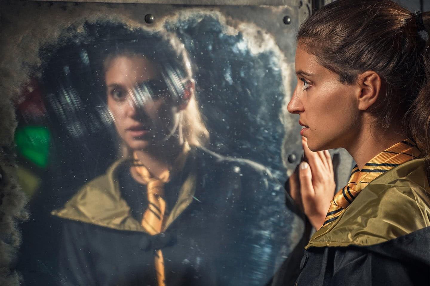 Apprentie sorcière devant un miroir magique