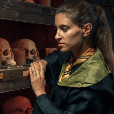 Jeune sorcière observant l'horizon